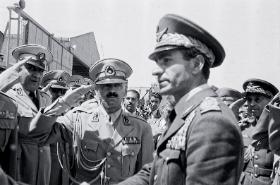 Szach Mohammad Reza Pahlawi witany na lotnisku po przewrocie, 23 sierpnia 1953 r.