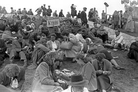 Dlatego najlepiej było mieć własny „suchy prowiant” i napoje. Śniadanie na trawie.  Na skarpie stadionu odpoczywają goście imprezy partyjno-państwowej w 1959 r., a nie kibice.