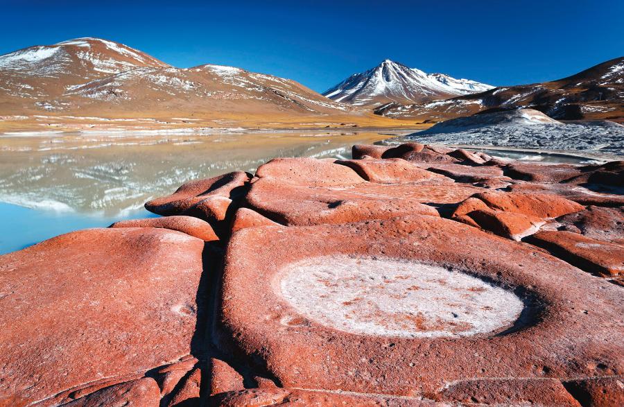 Piedras rojas, czyli „Czerwone skały”. Formacja na jeziorem Aguas Calientes na wysokości 3950 m n.p.m.