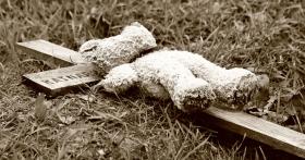 Doniesienia o śmierci dzieci z ręki dorosłych, nagłaśniane przez media, budzą grozę, stwarzając poczucie, że jest ich coraz więcej, skoro się powtarzają.