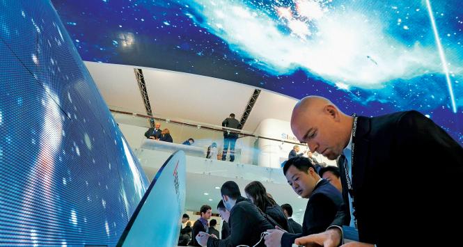 Mało widoczny w Polsce Huawei w Barcelonie urządził spektakularną premierę modelu Ascend - podobno najszybszego smartfona świata.