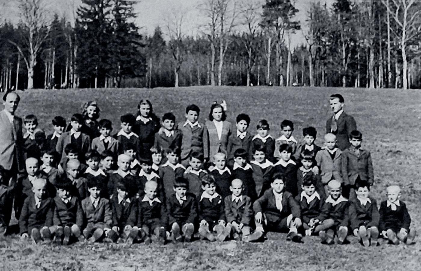Grupa greckich i macedońskich dzieci w ośrodku w Lądku-Zdroju, przełom lat 40. i 50.
