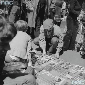 Uliczny handel komiksami i książkami w latach 70. Na stoisku „Kapitan Kloss” i „Tytusy”.