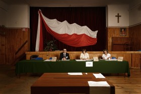 Wybory do Parlamentu Europejskiego 2009. Członkowie OKW nr 6 w Tarczynie. Od lewej: Marcin Faliszewski, Elżbieta Klimowska - przewodnicząca, Zofia Radziach.