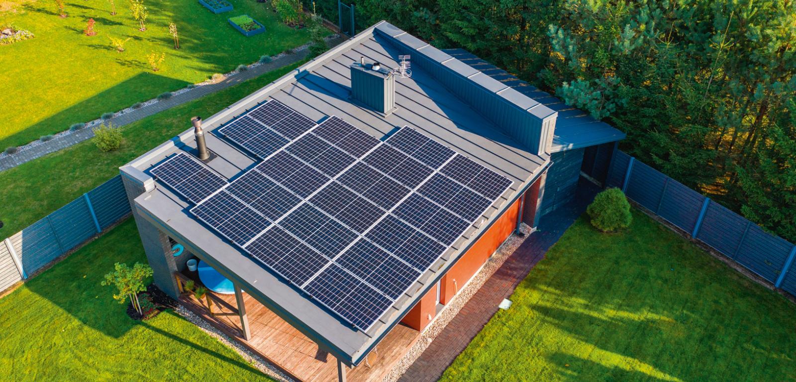 Współczesny dom z zestawem paneli słonecznych na dachu – droga do zielonej energii.