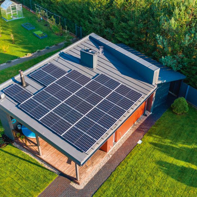 Współczesny dom z zestawem paneli słonecznych na dachu – droga do zielonej energii.