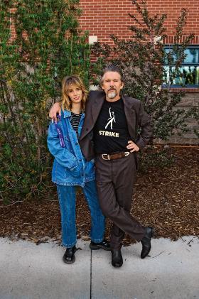 Maya Hawke i Ethan Hawke.