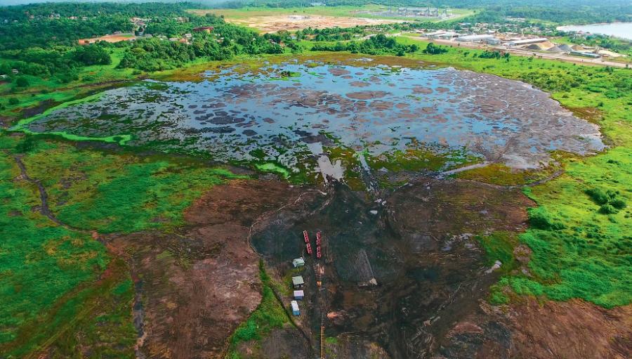 Jezioro Asfaltowe (ang. Pitch Lake) na wyspie Trynidad. Wydobyciem naturalnego ­asfaltu zajmują się mieszkańcy miasteczka La Brea.