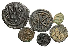 Rewersy nominałów brązowych VI w.: follisa (oznaczenie M), półfollisa (K), 16 (IS) i 10 (I) nummi Justyniana I oraz 5 nummi Justyna II i półfollisa (oznaczenie XX) Maurycjusza. Łac. ANNO (roku) wraz z cyfrą rzymską na większych nominałach umożliwia ich precyzyjne datowanie.
