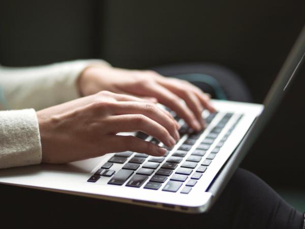 Amerykański magazyn „Clarkesworld” musiał zamknąć swoje skrzynki przed autorami, bo zalała je fala tekstów generowanych przez sztuczne inteligencje.