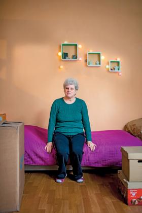 Pani Małgorzata z Łodzi. Przy ul. Więckowskiego od lat mieszka na walizkach i wśród kartonów.