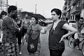 Elisa z mężem po eksmisji, z prawej jedna z założycielek Platformy Poszkodowanych przez Hipoteki w Barcelonie.