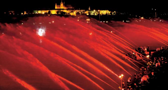 Praga, generalna próba przed pokazem wielobarwnej muzycznej fontanny na Wełtawie, z okazji 100-lecia niepodległej Czechosłowacji.