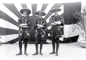 Edward, książę Walii (w środku), Louis Mountbatten (po prawej) i kapitan Metcalfe (po lewej) w strojach kulisów podczas podróży do Indii i Japonii, 1922 r.