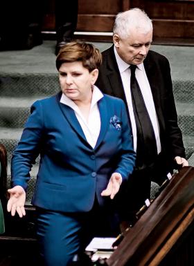 Kaczyński zastrzega, że rekonstrukcja rządu to „przedwczesne słowo”, ale nazywa powierzenie rządu Szydło „eksperymentem”, który zostanie oceniony pod koniec roku, na drugiej części kongresu PiS.