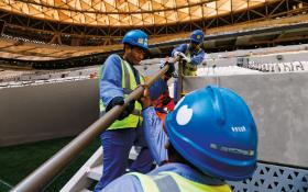 Imigranci podczas prac przy budowie stadionu w Katarze. Według „Guardiana” w trakcie robót zginęło 6,5 tys. pracowników.
