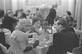 1957 r. Bal samotnych w kawiarni na Nowym Świecie. To tu mają pojawić się nowe znajomości i relacje. Atmosfera wcale nie jest lżejsza niż na przyjęciu u pierwszego sekretarza.