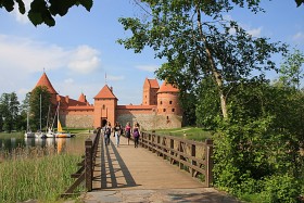 Troki, gotycki zamek z przełomu XIV/XV w. na wyspie jeziora Galwe, ojcowizna i ulubiona rezydencja wielkiego księcia litewskiego Witolda, współzwycięzcy spod Grunwaldu