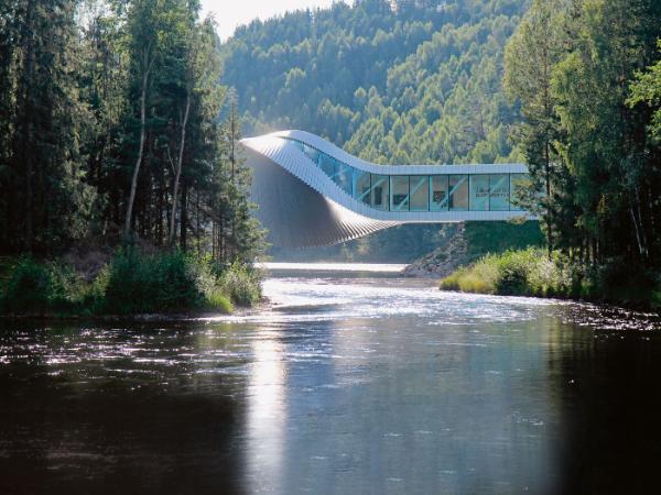 Twist, zaprojektowany przez słynne duńskie studio architektoniczne Bjarke Ingels Group, wygląda jak wielka nowoczesna rzeźba.