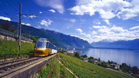 GoldenPass Line, zdążający od Lucerny do Montreux. W istocie jest to podróż między różnymi językowo regionami – i te kontrasty z pewnością po drodze zauważymy. Miniemy też osiem jezior, na przykład widoczne na zdjęciu Jezioro Genewskie.
