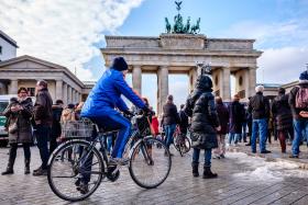 12. Berlin, Niemcy. Miasto można objechać świetnie utrzymanymi trasami rowerowymi, których jest ponad 850 km. Można również skorzystać z jednego z ponad 1200 rowerów miejskich w 80 samoobsługowych stacjach (wypożyczenie roweru na cały dzień to 15 euro).