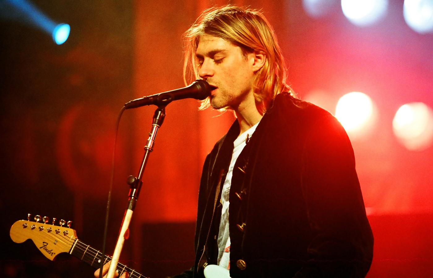 Zespół Nirvana, a za nim cały gatunek grunge, zawędrował szturmem na listy przebojów. Na zdj. wokalista Nirvany, Kurt Cobain