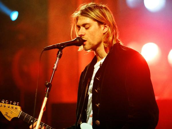 Zespół Nirvana, a za nim cały gatunek grunge, zawędrował szturmem na listy przebojów. Na zdj. wokalista Nirvany, Kurt Cobain