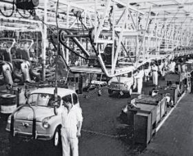 Linia montażowa seata 600 w fabryce w Barcelonie, lata 60.