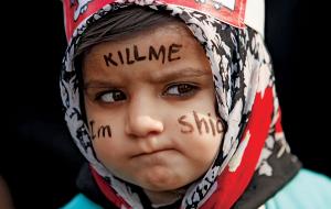 „Zabij mnie. Jestem szyitą” – głosi napis na twarzy dziecka. Główny konflikt islamu trwa już 14 wieków.