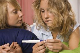 Ledwie połowa młodych kobiet i mężczyzn wie, że stosunek przerywany jest bardzo słabym zabezpieczeniem przed ciążą.