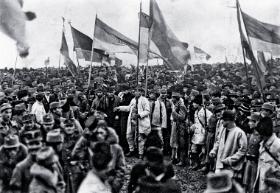 Dziesiątki tysięcy ludzi na placu w Alba Iulia 1 grudnia 1918 r. Zgromadzenie Narodowe Rumunów siedmiogrodzkich zadeklarowało wtedy przyłączenie regionu do Królestwa Rumunii.