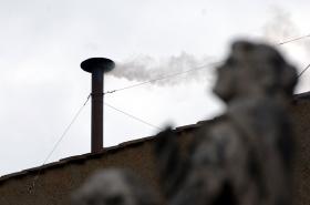 19 kwietnia 2005 roku biały dym nad Kaplicą Sykstyńską obwieścił wybór nowego papieża. Kardynałowie wybrali Josepha Ratzingera, który przyjął imię Benedykta XVI.