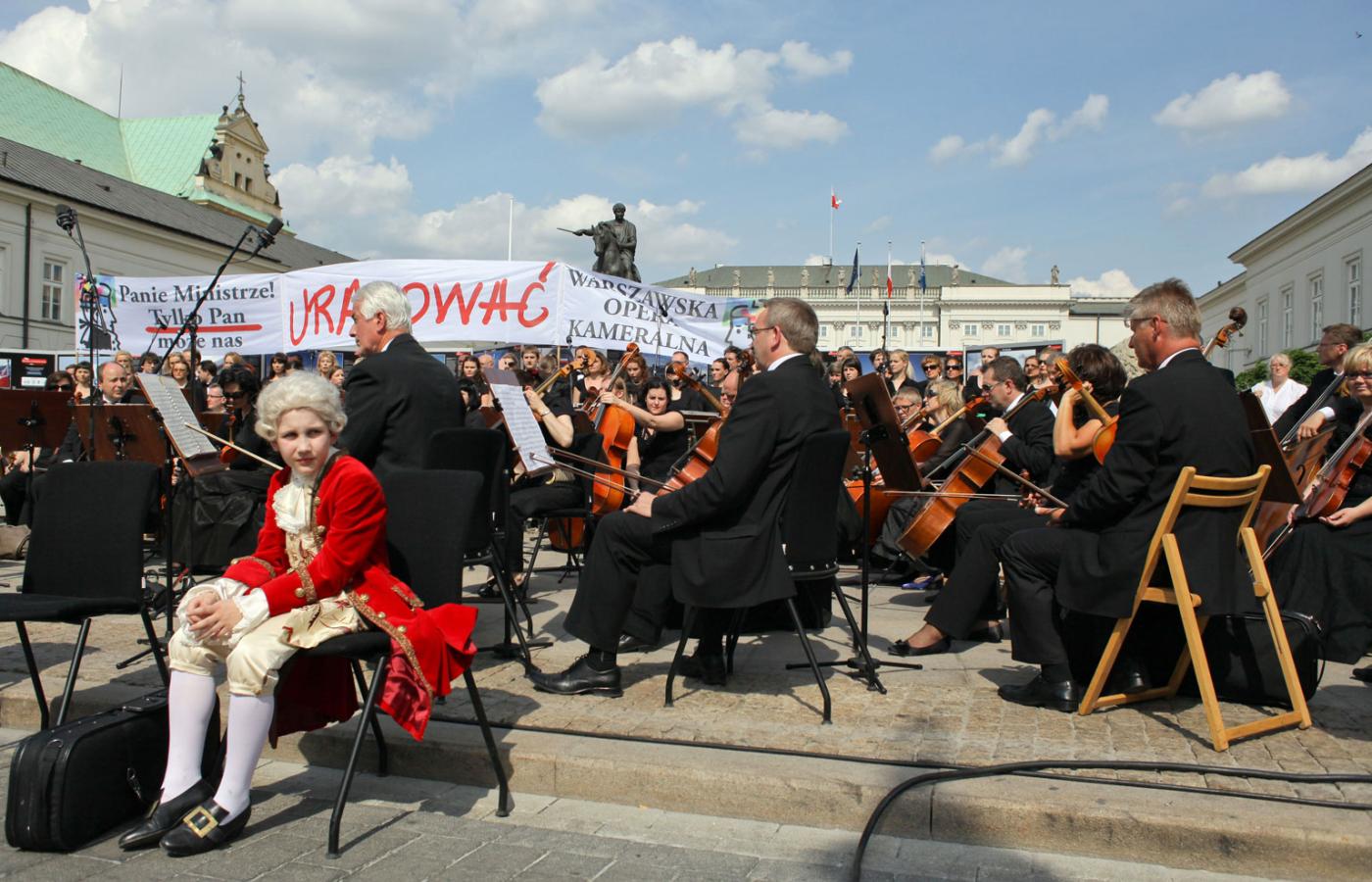 Protest Warszawskiej Opery Kameralnej w związku z trudną sytuacją finansową placówki, 29 maja 2012 r.
