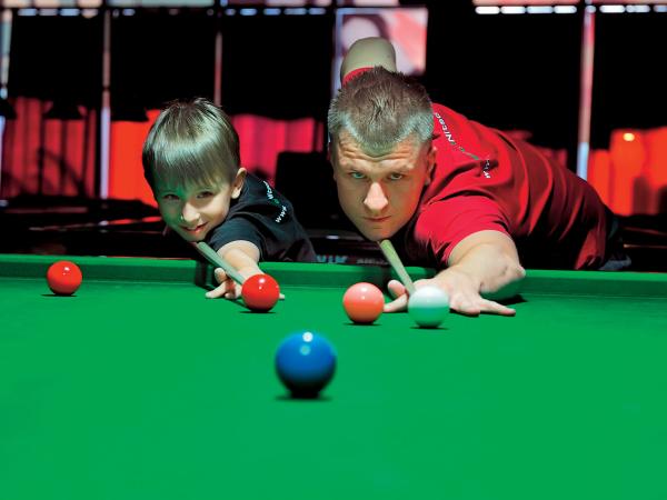 Antek z Marcinem Nitschke, który patronuje sportowemu rozwojowi chłopca.