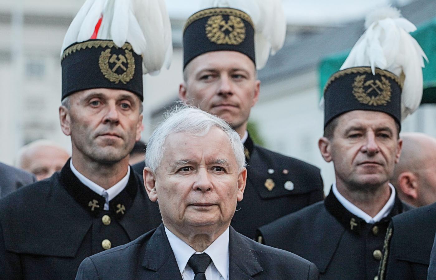 Jarosław Kaczyński w otoczeniu górników podczas miesięcznicy smoleńskiej, lipiec 2014 r.
