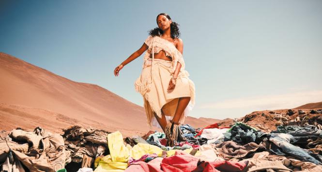 Na chilijskiej pustyni Atakama wyrosła góra z ponad 59 tys. ton ubrań, którą można już dostrzec z kosmosu. To tzw. cmentarzysko odzieży – odpady fast fashion pochodzące z USA, Europy i Azji. W 2024 roku aktywiści, projektanci i organizacje pozarządowe zorganizowali Atacama Fashion Week – pokaz mody na szczycie tej góry ubrań – aby zwrócić uwagę na rosnący problem odpadów tekstylnych nadprodukcji odzieży.