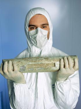 Sztaba ołowiu, wydobyta z rzymskiego wraku zatopionego 2 tys. lat temu, trafiła do naukowców z włoskiego ośrodka CUORE w Laboratorium Gran Sasso we Włoszech.
