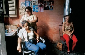 Rząd postanowił sprywatyzować niektóre 'nieefektywne usługi państwowe'. Fryzjer, zapewne konfident, dostanie w dzierżawę lokal i brzytwę.