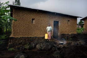 Sara Habimana, 15 lat. Rodzice zmarli, mieszka z 2 młodszych braci. Po szkole pracuje na swoim polu, które ich żywi. BANIAK kupiła na rynku. Nosi w nim wodę, źródło życia. Codziennie 40 l. Na szczęście ujęcie jest blisko. Chce być pielęgniarką. Ntamugenga