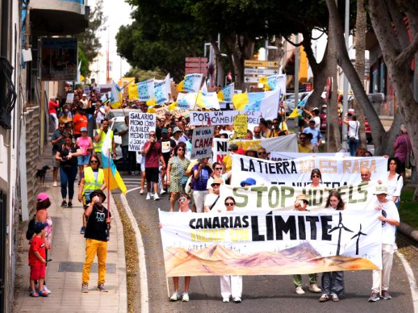 Protest mieszkańców Wysp Kanaryjskich przeciwko masowej turystyce, 20 kwietnia 2024 r.