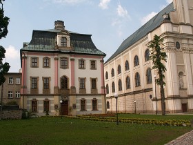 Krzeszów. Pałac Opata, z prawej kościół p.w. św. Józefa