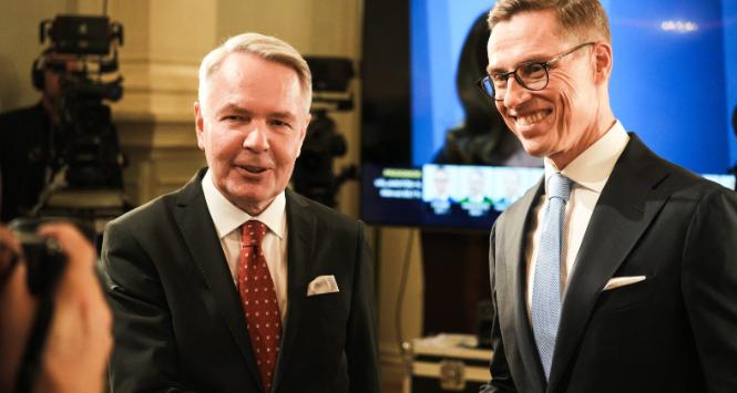 Pekka Haavisto (z lewej) i Alexander Stubb przeszli do drugiej tury wyborów prezydenckich w Finlandii.