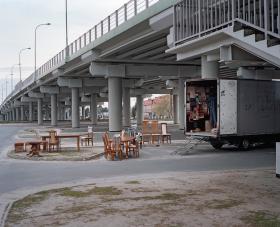 Targowisko mebli pod estakadą w Stalowej Woli.