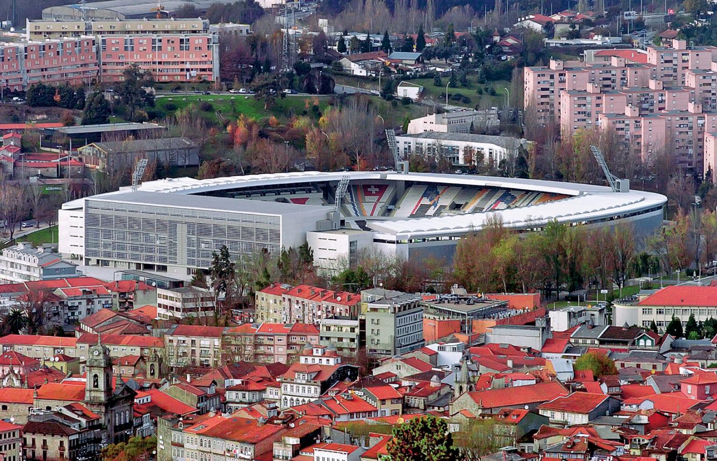 Stadion w Guimaraes na 30 tys. miejsc - nigdy po Euro 2004 nie udało się go zapełnić widzami.