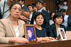 Krewni pracowników, którzy zmarli na skutek przepracowania, podczas dyskusji w Komisji Zdrowia, Pracy i Opieki Społecznej w Tokio, 2018 r.