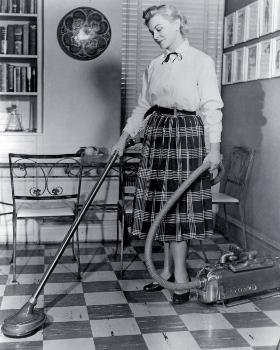 Gospodyni domowa z elektroluksem, 1952 r.