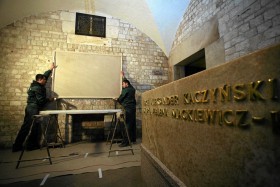 Tablica z nazwiskami ofiar w krypcie katedry na Wawelu, w której pochowano parę prezydencką.