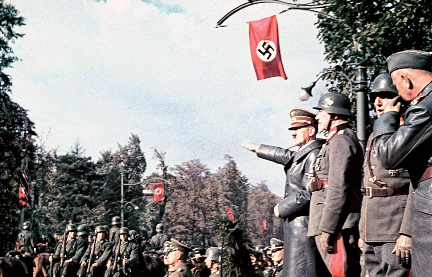 Adolf Hitler podczas defilady Wehrmachtu w Warszawie w Alejach Ujazdowskich, 5 października 1939 r.