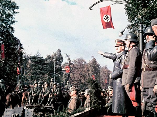 Adolf Hitler podczas defilady Wehrmachtu w Warszawie w Alejach Ujazdowskich, 5 października 1939 r.