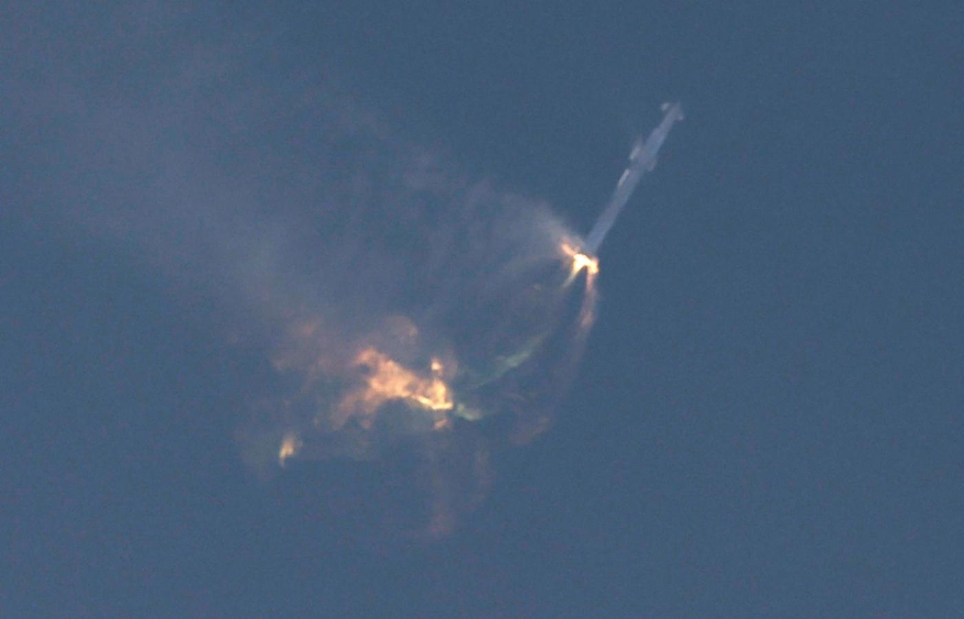 Statek kosmiczny nowej generacji Starship firmy SpaceX, z rakietą Super Heavy na szczycie, skręca się przed eksplozją po starcie z wyrzutni Boca Chica podczas lotu testowego bez załogi w pobliżu Brownsville w Teksasie, USA, 20 kwietnia 2023 r.